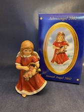 Goebel Jahresengel / Annual Angel 2002 - mit Blumenkorb 13cm - 41-176-01-7
