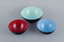Drei Krenit Schalen aus Metall. Blau, Rot, Mintgrün. Entwurf Hermann Krenchel