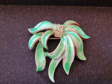zauberhafte Brosche Schleife grün-goldfarben Email Strass Steine Vintage