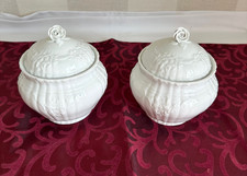 2 weiße Deckeldosen als Paar , Konfektdosen, Porzellan mit Relief, Höhe: 14 cm