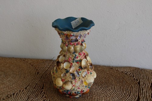 Vase aus ton mit - aus, muscheln