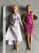 Zwei Barbiepuppen hell- und dunkelblond