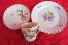 Sehr schönes Gedeck  , Mokkatasse  ,Blumendekor mit Goldrand ,Welle ,Nymphenburg