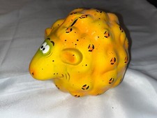 Spardose in Form eines gelben Schafes