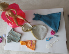 Mattel Barbie Puppe 1999 Vintage - mit Kleidung + Zubehör + Sessel - 10 Teile