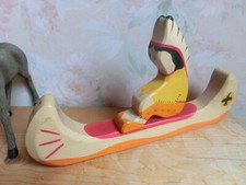 HOLZTIGER seltene Figuren Indianer Häuptling sitzend Kanu / Boot Brandstempel