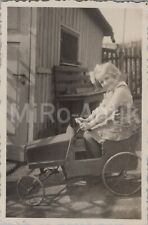 Foto, kleines Mädchen im Tretauto aus Blech XT55068