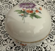 Meissen Porzellan Deckeldose , Blumen , H.ca.7 cm,ca.7,5 D ### 2.Wahl