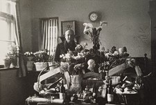 Mann steht hinter übervollem