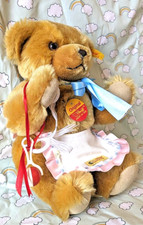 steiff 004117 - Classic Teddybär Baby 26cm Stimme Schnuller KlapperSchürzeKFS 1A