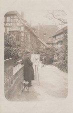 3/559  AK BERUF MALER KÜNSTLER FACHWERK HUT MANTEL FARBE MAUER BAUM HOCKER HAUS