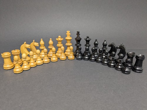 Alte schachfiguren aus holz - aus,