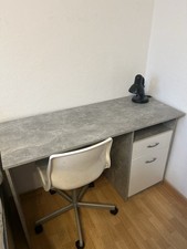 Schreibtisch mit Stuhl und