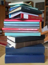 DACHBODENFUND TEIL 2 -  17 ALBEN MIT BRIEFMARKEN AUS ALLER WELT