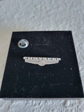 Chrysler Logo Pin Anstecker NEU 35x8mm silber matt