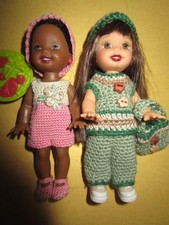 B1898) ZWEI RARE ORIGINALE BARBIE SHELLYS MATTEL IN FEINER HÄKEL-KLEIDUNG+SCHUHE