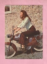 Junge frau und moped - frau,
