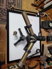 Prisma mit Gestell aus Gusseisen Und 2 Okularen aus Messing