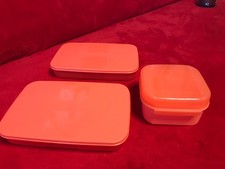 2x Tupperware