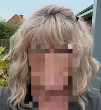 Kunsthaar Perücke Aschblond Gesträhnt Gewellt.Tragefoto Mein Modell Mit Pony