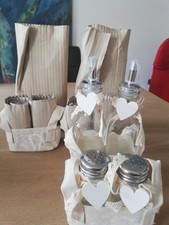 Menage aus 2 Salz-Pfefferstreuer u. Öl-Essig Flaschen in Vintage Stofftasche