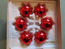 6 rote  Christbaumkugeln Glanz  Ø 5cm mit kleinen Pünktchen-Dekor Mundgeblasen,