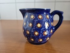 altes Keramik Milchkännchen, blau mit Punkten, Pfauenauge