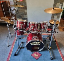 Komplettes Pearl Drumset, weinrot mit Mountrack 