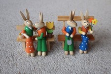 2 Oster-Holzfiguren Pärchen sitzend auf Bank bunt multicolor 9 cm X 8,5 cm