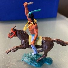 TIMPO TOYS   Indianer reitend auf Pferd braun, Messer Kette Pferdedecke Gelb
