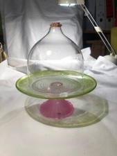 Glasteller  mit  Fuß mit Muster  und  eine Glasglocke   transparent   vintage