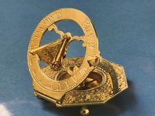 Reise-Sonnenuhr mit Kompass