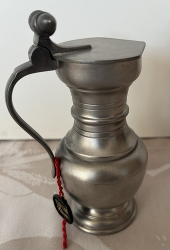 Kleine zinnkanne mit - zinnkanne, deckel