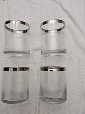 Vier Windlicht oder Teelichthalter aus Glas mit silber Rand