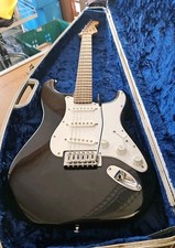 Squier by Fender Stratocaster  E-Gitarre - Black Body, Ahorn Hals Mit Koffer 