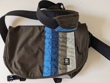 Crumpler Umhängetasche "Dinky Di" - Braun mit blauen Akzenten und Reflexstreifen