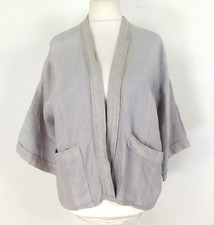 Fran weiße hellblaue Jacke