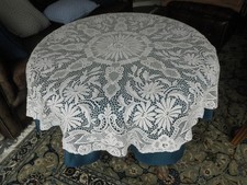 Tischdecke rund 120 cm Plauener Spitze weiß sehr gut erh. mit blauer Unterdecke