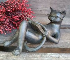 Tolle Katze , lesend mit Buch