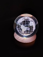 Glaskugel mit Holzsockel, ca 6cm, elektr. Beleuchtung, Farbwechsel Erde