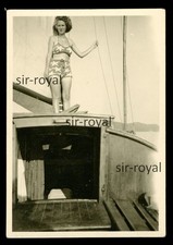 Hübsche Frau im Bikini auf