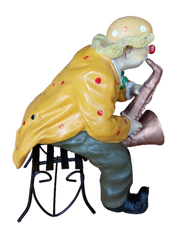 Clownfigur sitzend mit