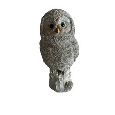 Silberne Eulenfigur – detailreiche Dekofigur aus Kunststein