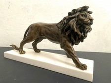 Majestätischer Löwe aus