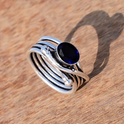 Oval geschliffener blauer