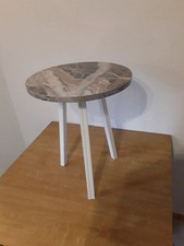 Beistelltisch in grauer Marmoroptik