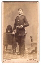 Fotografie A. Sussemihl, Berlin, junger Soldat in Garde Uniform mit Pickelhaube 