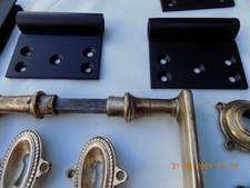Uraltes Türgarnitur Tür-Scharniere Messing Türdrücker Türbeschlag Haustür