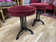 Vintage Gusseisen Pubhocker rot Samt Sitzpolster Industrie Vintage schweres Paar