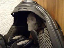 Helmhalter Totenkopf Skull Design – Wandhalterung Motorradhelm – 3D Druck PETG –